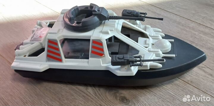 Военный корабль с оружиями