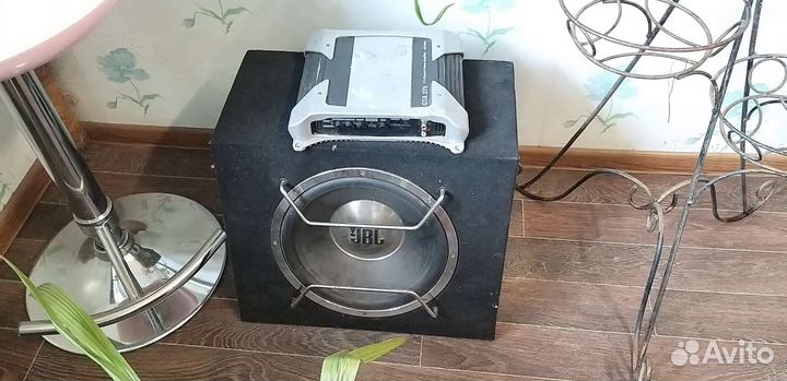 Сабвуфер JBL