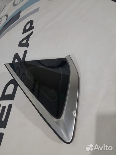 Задняя правая форточка Genesis G80