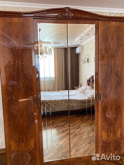 Шкаф для одежды и кровать