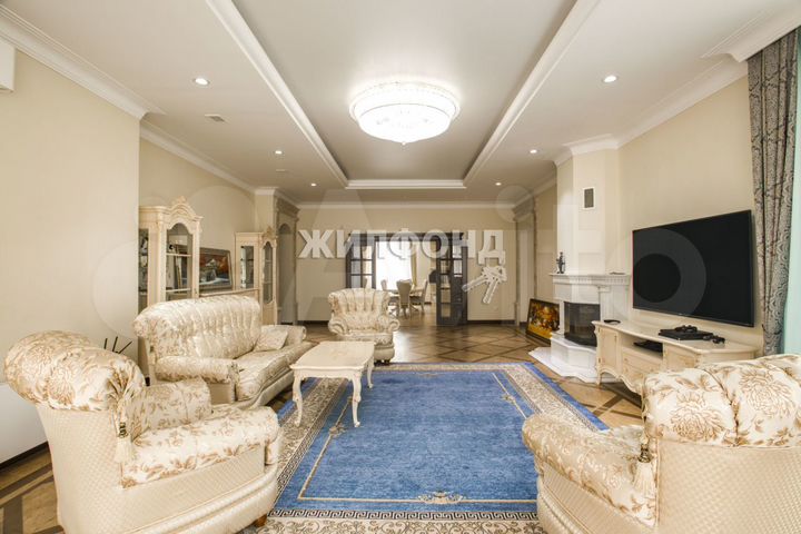 Коттедж 1213 м² на участке 30 сот.