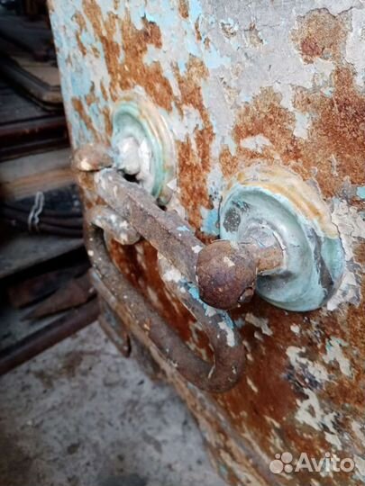 Старинная полковая касса. Старинный сейф