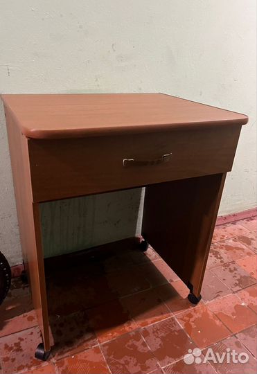 Тумбочка с выдвижным ящиком
