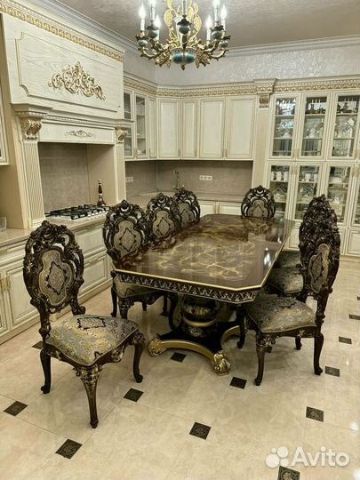 Стол и стулья для кухни. В наличии