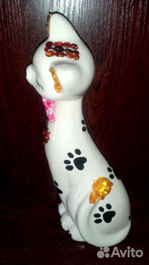 Фарфоровая статуэтка с натуральным янтарем