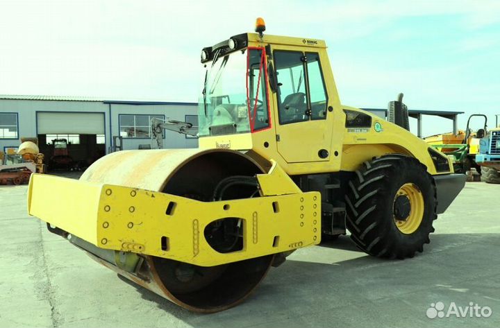 Стекло Bomag Bw 219 D лобовое левое (закаленное)