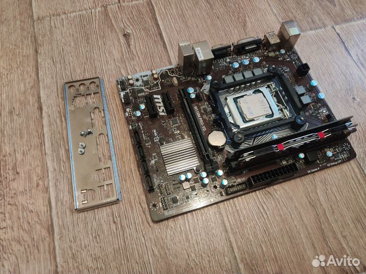 Материнская плата с процессором и памятью