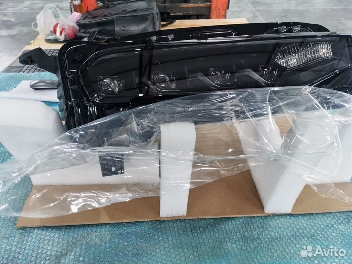 Передние фары автомобиля zeekr001