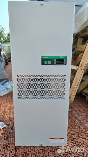 Охладитель Schneider для серверной, оборудования