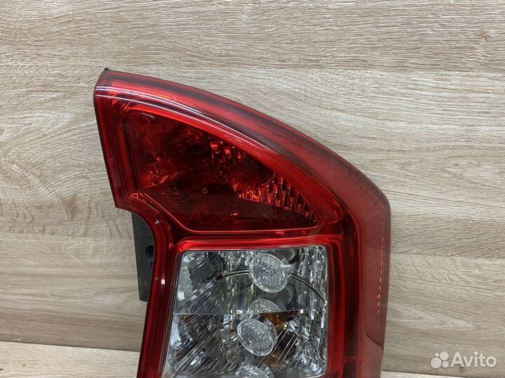 Фонарь задний правый Kia Carens 2 111682