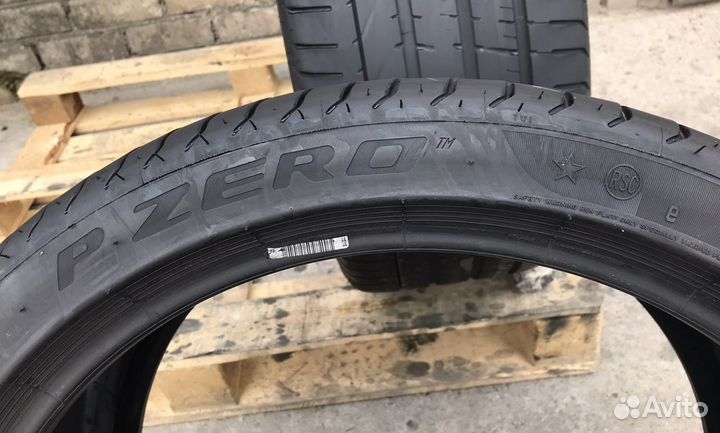 Pirelli P Zero 275/35 R20