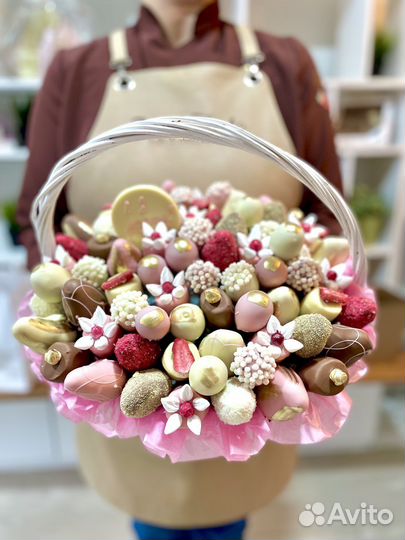 Доставка цветов, клубника в шоколаде, корзинка