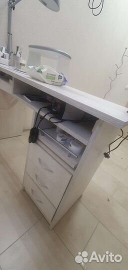Маникюрный стол с вытяжкой