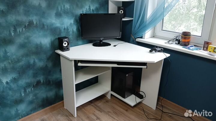 Компьютерный стол угловой белый с полками
