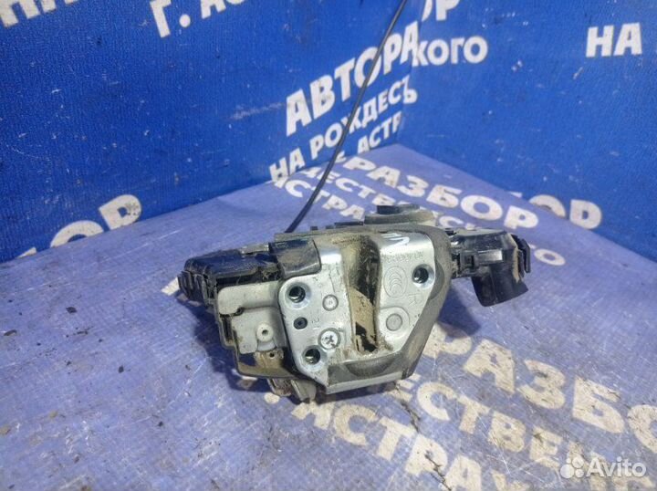 Передний правый замок двери Toyota Verso минивен