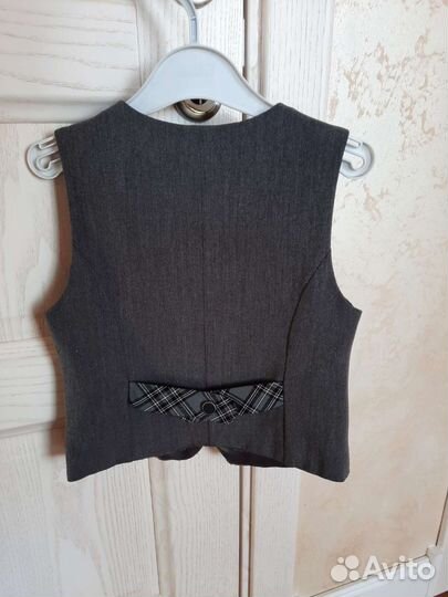 Жилет с шевроном в школу 85