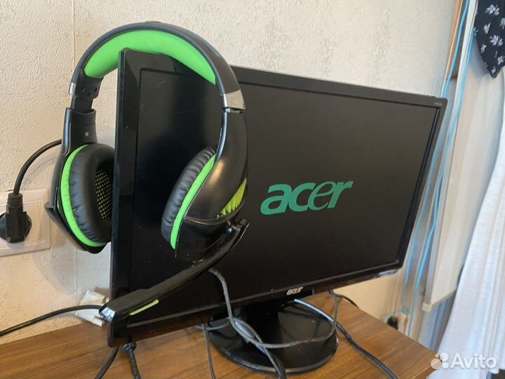 Монитор Asus с наушниками Croyn