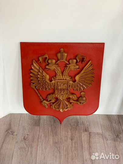 Резной герб России из дерева