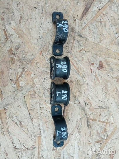 Втулка стабилизатора Audi A6 C6 зад. со скобой к-т