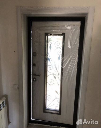 Дверь входная с ковкой и стеклопакетом новая