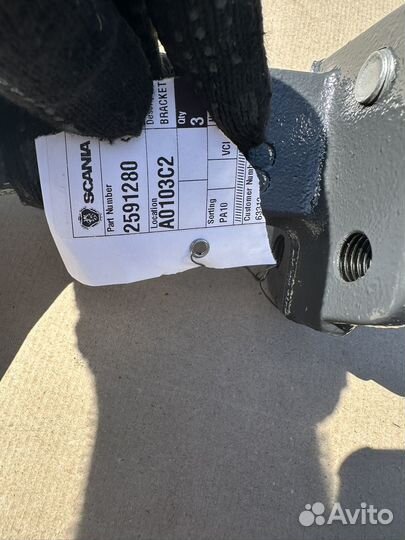 Кронштейн правого крыла Scania 6 2591280