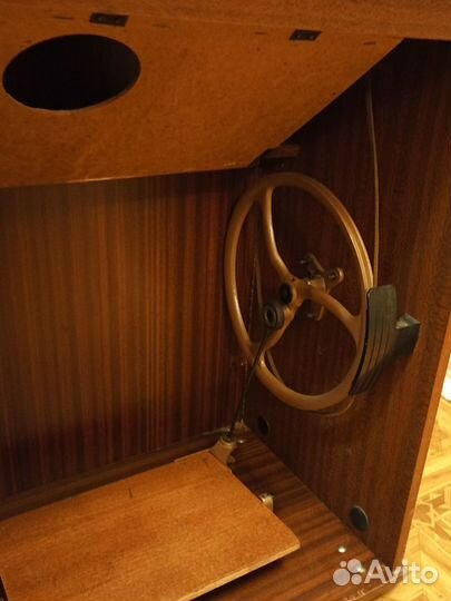 Швейная машинка с ножным приводом