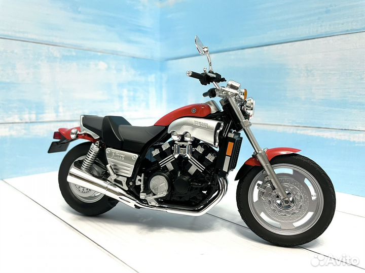Модель мотоцикла Yamaha V-Max 1/12 Aoshima