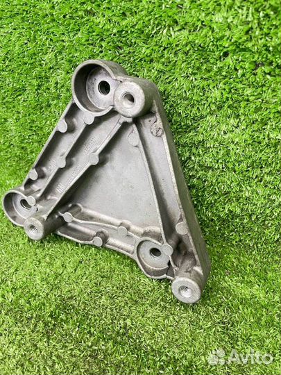 Кронштейн компрессора кондиционера Opel 55567289