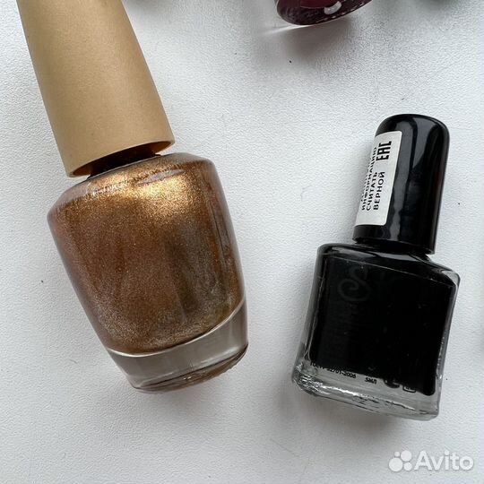 Лаки для ногтей и разделитель для педикюра