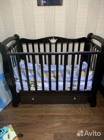 Детская кроватка с маятником и ящиком