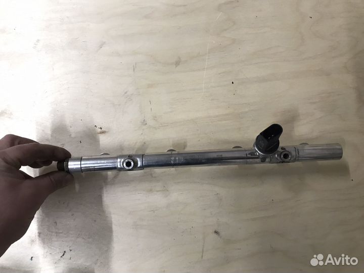 Топливная рампа 06K133317G Passat B8