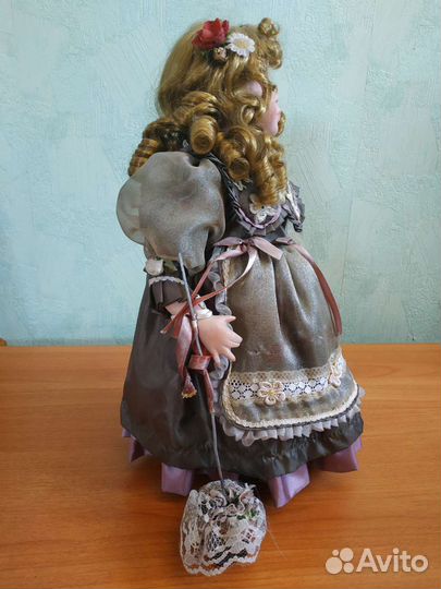 Кукла фарфоровая