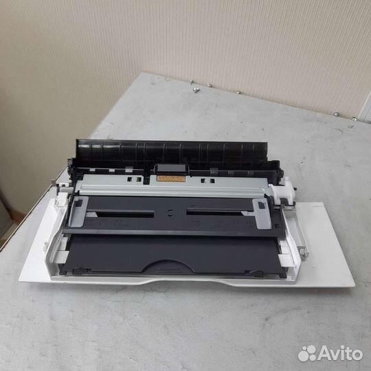 Основание лотка ручной подачи Kyocera M2035