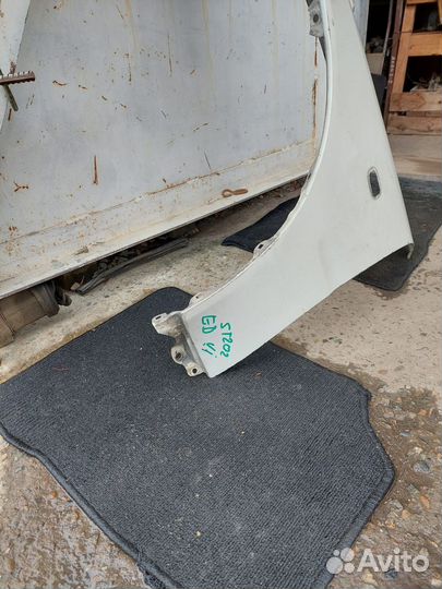 Крыло левое Toyota Carina ED 1994-1998г