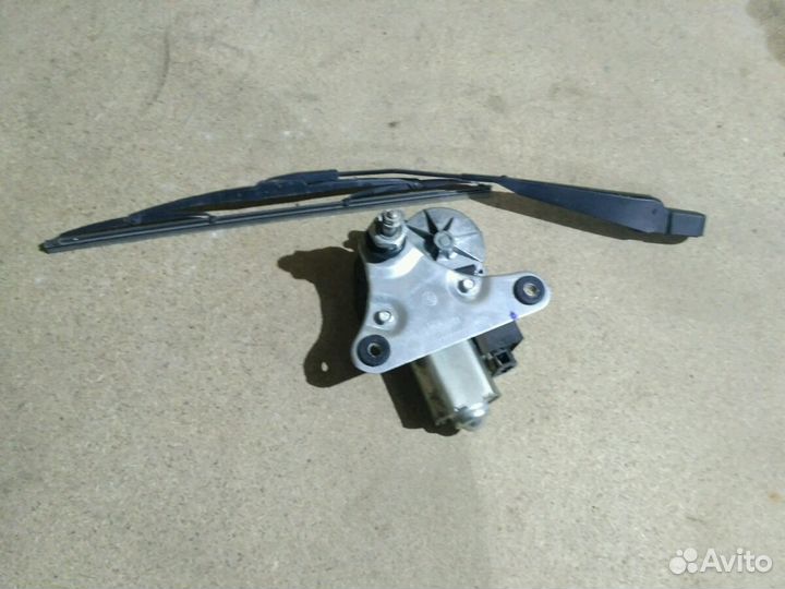 Мотор задний стеклоочистителя на Шевроле Нива