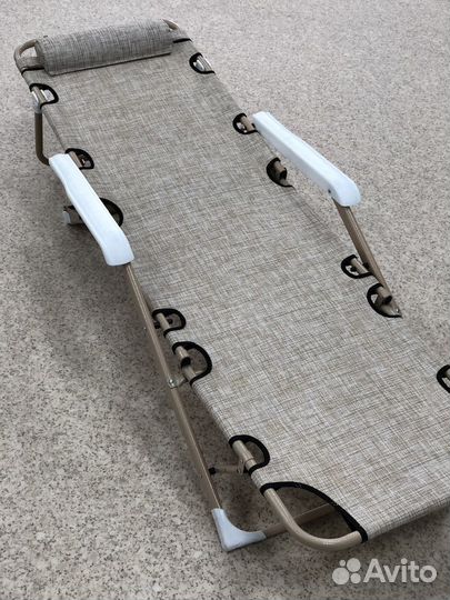 Кресло-шезлонг широкое бежевое