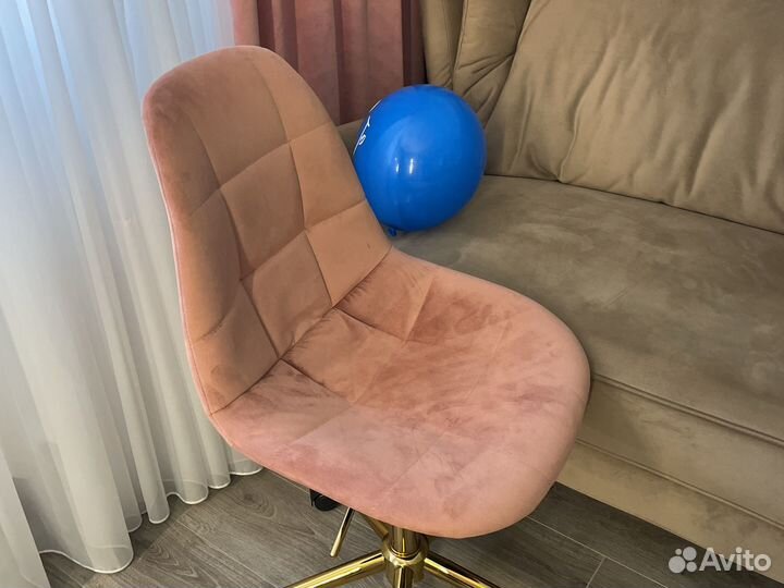 Стул на колесиках