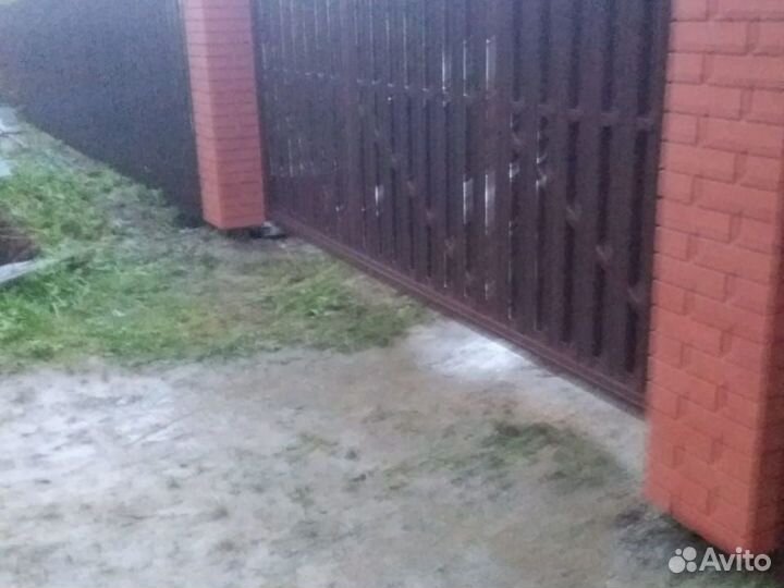 Заборы из евроштакетника для коттеджа