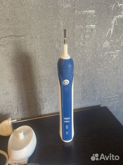 Электрическая зубная щетка oral b