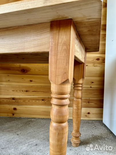 Стол из массива дерева