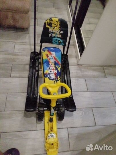 Детский снегокат с ручкой и колесами