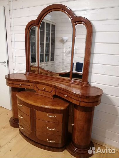 Трюмо с зеркалом