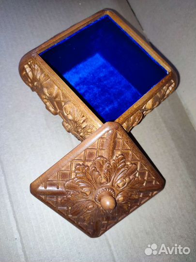 Деревянная шкатулка