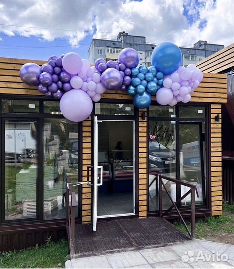 Украшение шарами входной группы открытие магазина