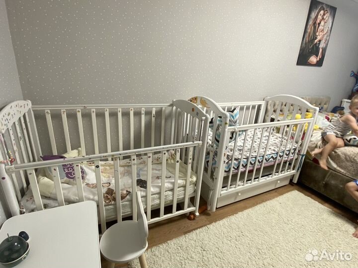 Детская кроватка с маятником