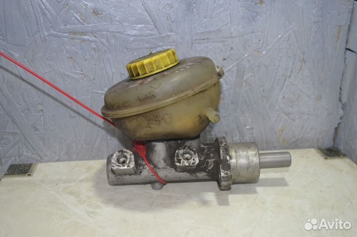 Главный тормозной цилиндр Audi 100