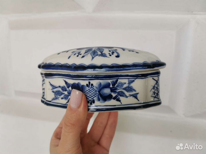 Гжель: шкатулка, ложки, фигурки поросят