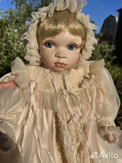 Кллекционная фарфоровая кукла
