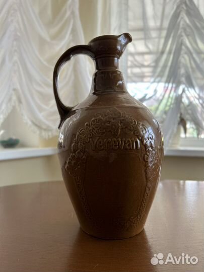 Глиняный кувшин для вина