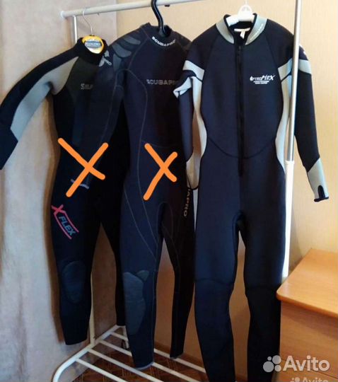 Гидрокостюмы женские и вешалка для костюмов